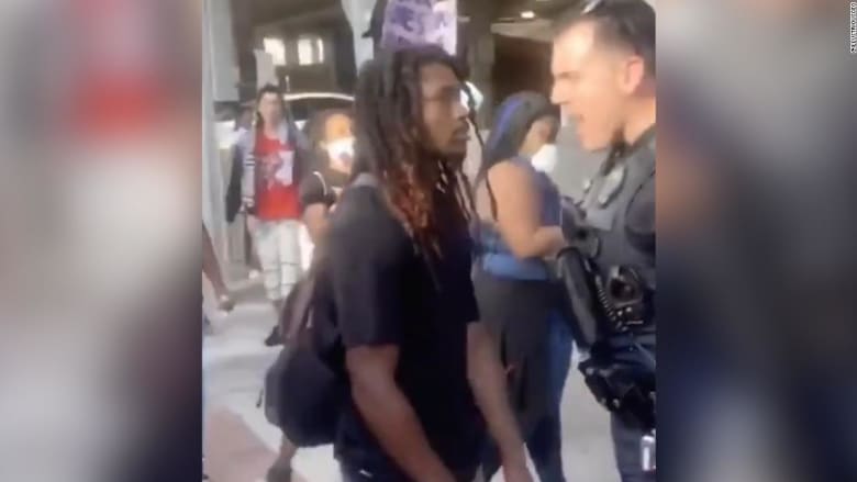 هذا ما فعله شرطي أسود عندما شاهد ضابطا آخر يدفع متظاهر