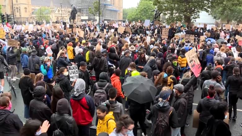 بريطانيا.. آلاف يشاركون في مظاهرة “حياة السود مهمة” في لندن
