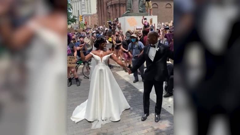 عروس وعريسها يقطعان لحظات زفافهما لينضما إلى المتظاهرين في فيلادلفيا