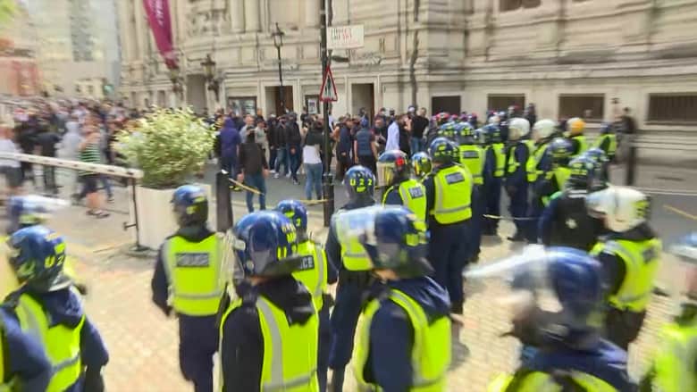 صدامات عنيفة بين الشرطة ومتظاهرين من اليمين المتطرف في وسط لندن