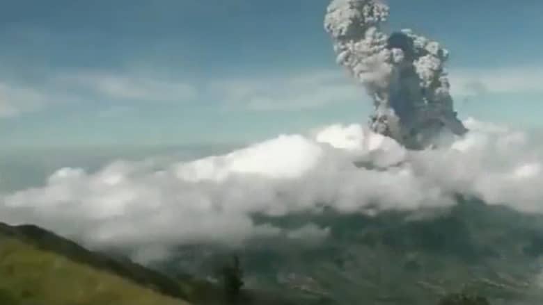 بتقنية الفاصل الزمني.. لحظة ثوران بركان جبل ميرابي في إندونيسيا