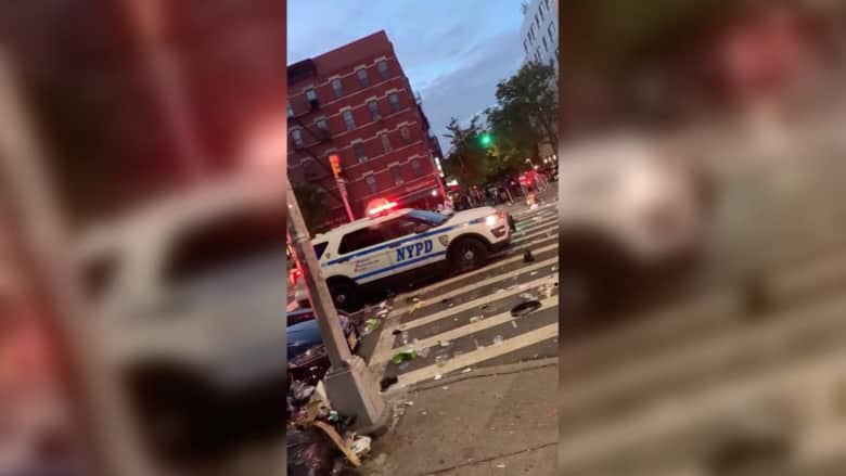 في نيويورك دوريات الشرطة تنسحب تحت وابل من عبوات الزجاج المتطايرة