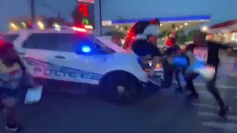 لحظة اصطدام سيارة للشرطة الأمريكية بمجموعة من المتظاهرين في ديترويت