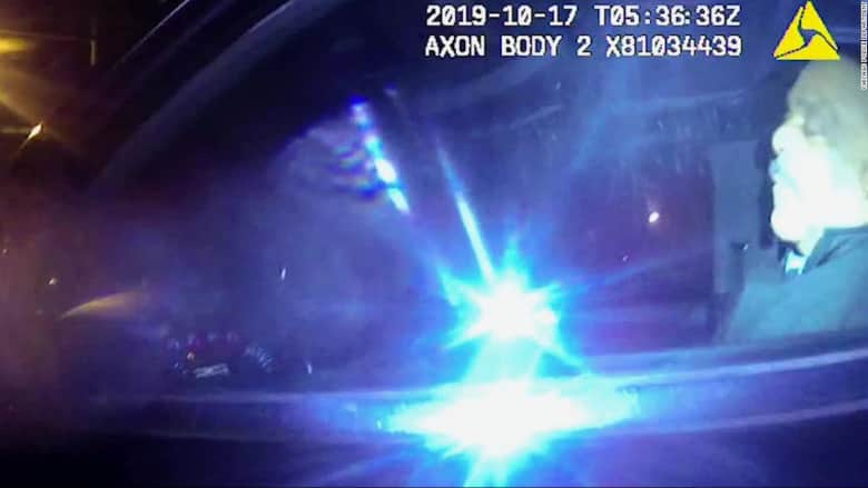فيديو يظهر نوم شرطي سابق خلف مقود
