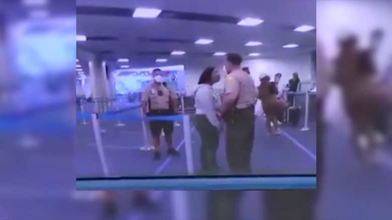 فيديو يظهر شرطي أمريكي يلكم وجه امرأة بقوة في مطار ميامي
