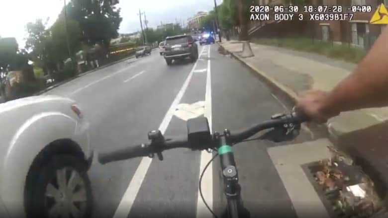 شاهد.. شرطي أمريكي يستعير دراجة هوائية لمطاردة مشتبه