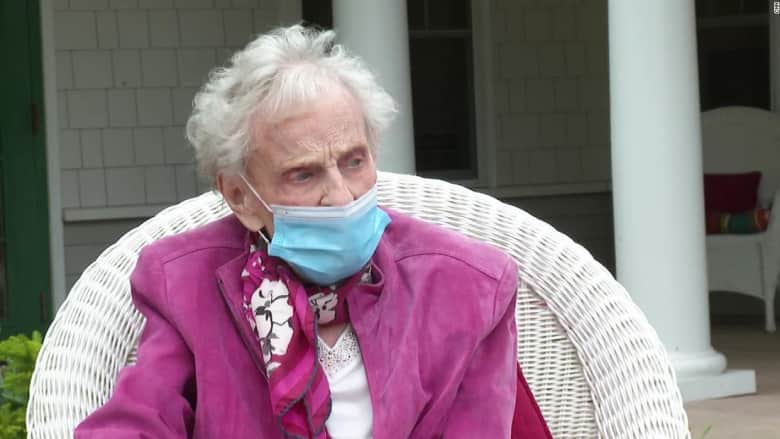 مسنة عمرها 102عام نجت من جائحتين ومن السرطان مرتين