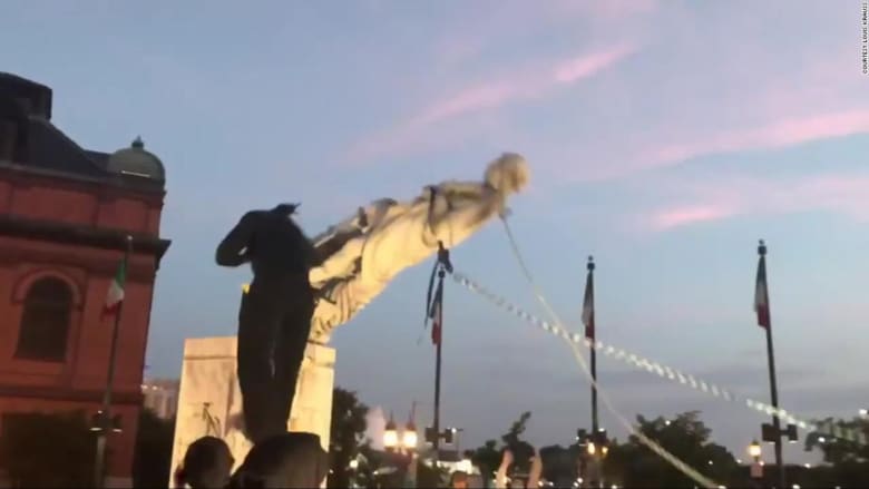بالفيديو.. متظاهرون يسقطون تمثال كريستوفر كولومبوس في بالتيمور بأمريكا