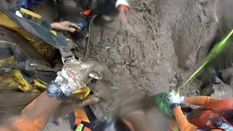 شاهد.. عملية إنقاذ رجل مسن من انهيار أرضي في اليابان