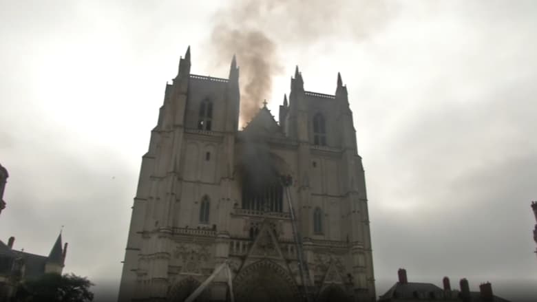 شاهد.. لحظة اندلاع حريق في كاتدرائية بفرنسا