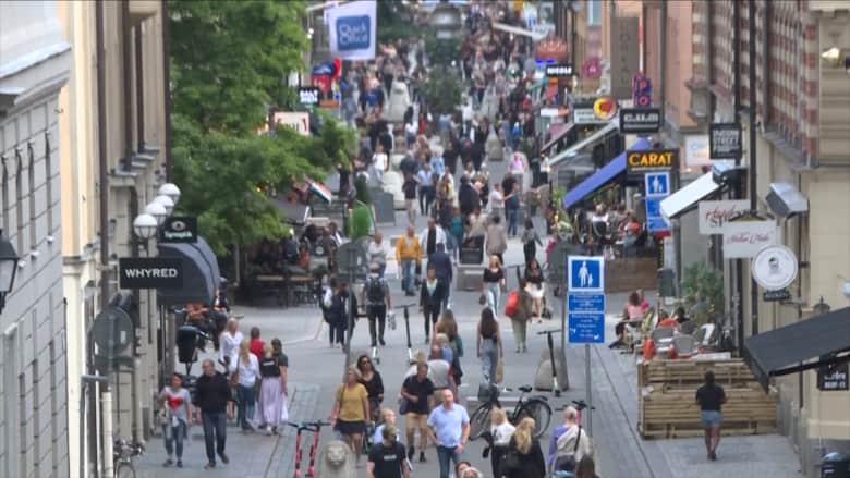السويد تواجه أحد أعلى معدلات الحالات الجديدة بفيروس كورونا في أوروبا