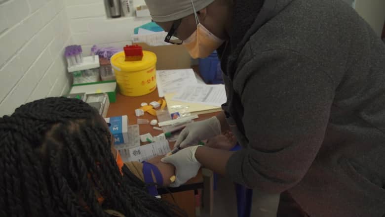 رغم النتائج المبكرة الواعدة.. "الاختبار الحقيقي" للقاح أكسفورد سيحدث في جنوب إفريقيا