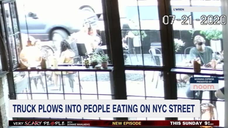 شاحنة تخترق فناء مطعم في نيويورك أثناء تناول رواده لوجبة الغداء