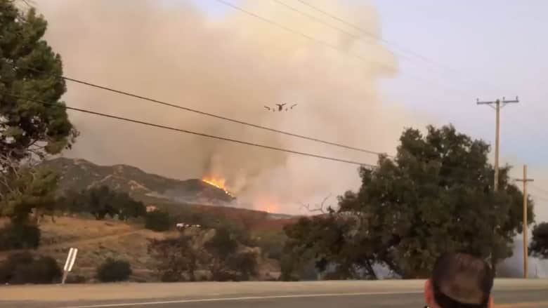 شاهد مهارة طائرة بوينغ 747 الضخمة في إطفاء حريق “Apple Fire” في كاليفورنيا