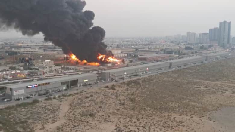 شاهد اللحظات الأولى لاندلاع حريق هائل في سوق شعبي في عجمان