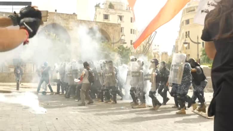 وجها لوجه.. اشتباكات بين متظاهرين وقوات الأمن اللبناني في بيروت