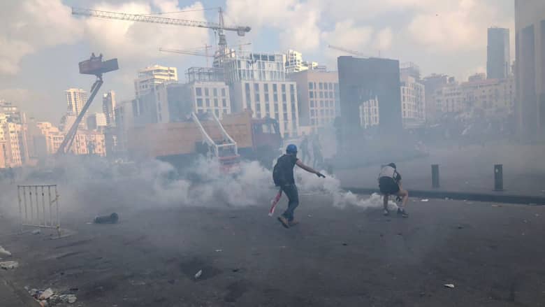 الصدمة تحولت إلى غضب.. مراسل CNN يلقي نظرة على الاشتباكات في شوارع بيروت