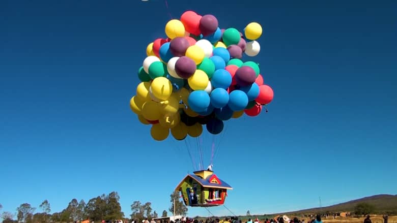 باستخدام البالونات الملونة.. رجل يحلق مئات الكيلومترات في السماء