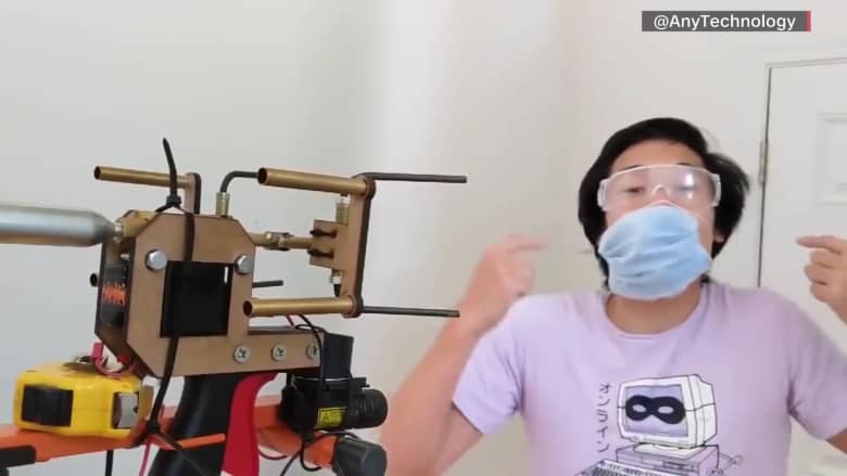 نجم يوتيوب يخترع بندقية قاذفة للكمامات للأشخاص الذين لا يرتدونها