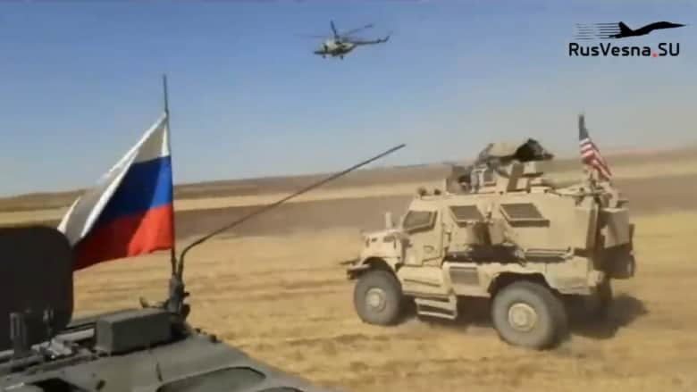 بالفيديو.. مواجهات عسكرية أمريكية روسية في شمال سوريا