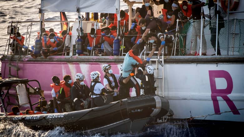 قارب إنقاذ بتمويل من بانكسي يطلب المساعدة في وسط البحر بعد اكتظاظه بالمهاجرين