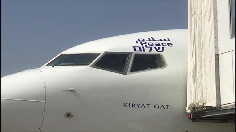 وضع كلمة "سلام" بثلاث لغات على متن طائرة ستتجه من إسرائيل إلى أبوظبي