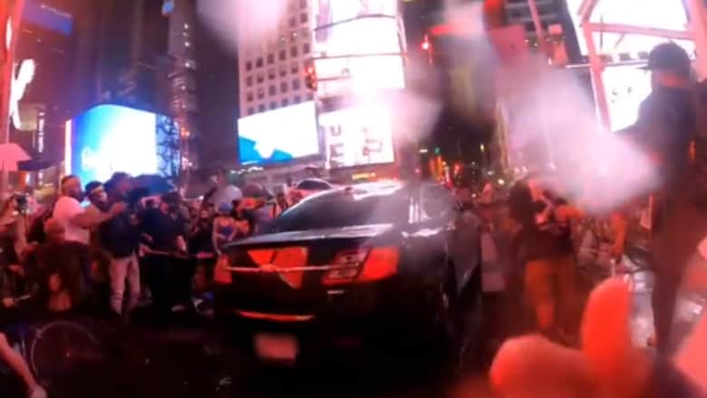 شاهد سيارة تقتحم حشود المتظاهرين في ساحة تايمز سكوير في نيويورك