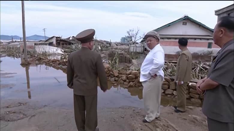 كيم جونغ أون يتفقد مواقع تضررت جراء إعصار.. ويقيل مسؤولاً