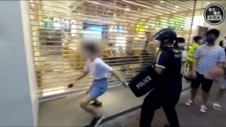 شاهد.. شرطة هونغ كونغ تضبط طفلة عمرها 12 عاماً