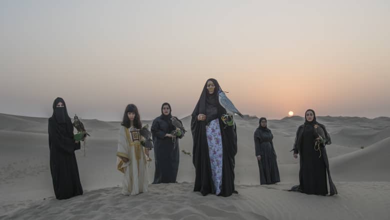 مصورة ترصد نساء إماراتيات تمارسن الصقارة بصحراء أبوظبي