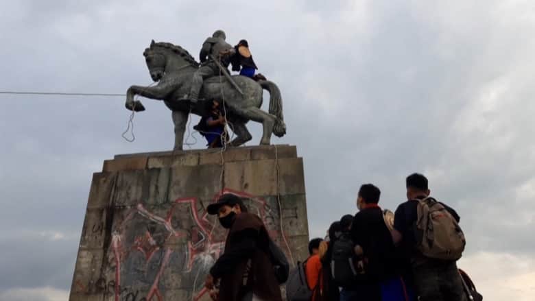 شاهد.. السكان الأصليون في كولومبيا يسقطون تمثال الفاتح الإسباني للبلاد