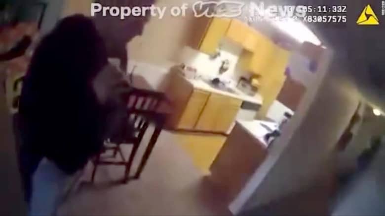مقطع فيديو جديد يظهر لحظة اقتحام الشرطة شقة بريانا تايلور بعد قتلها