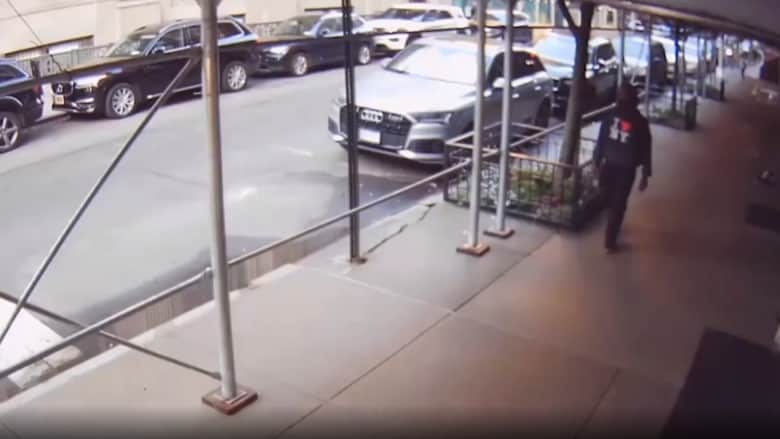 كاميرا مراقبة ترصد لحظة ضرب ممثل أمريكي في أحد شوارع نيويورك
