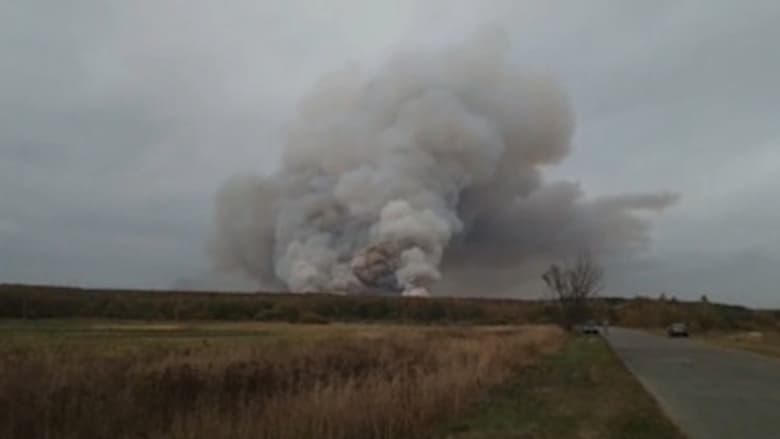 حريق ضخم في مستودع ذخيرة بغرب روسيا.. شاهد ما حدث