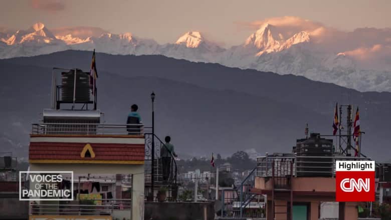 كاتبة علقت في نيبال تشهد مناظر نادرة لجبال الهيمالايا مع انخفاض التلوث