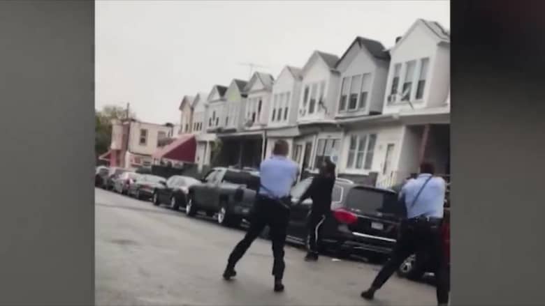 لحظة إطلاق الشرطة النار على رجل أسود يحمل سكينا في فيلاديلفيا