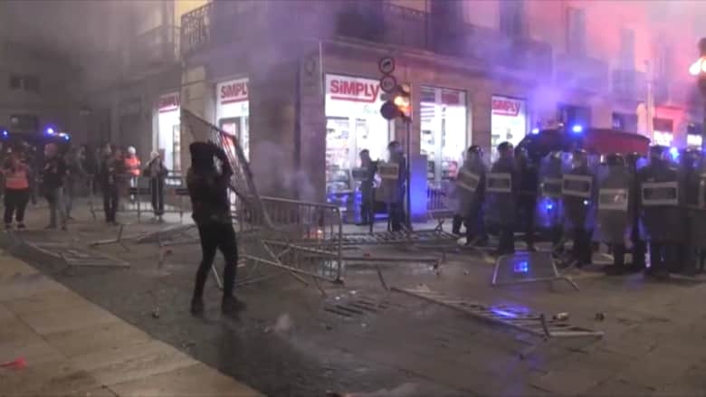 بعد قيود جديدة.. اشتباكات عنيفة في إسبانيا بين الشعب والشرطة