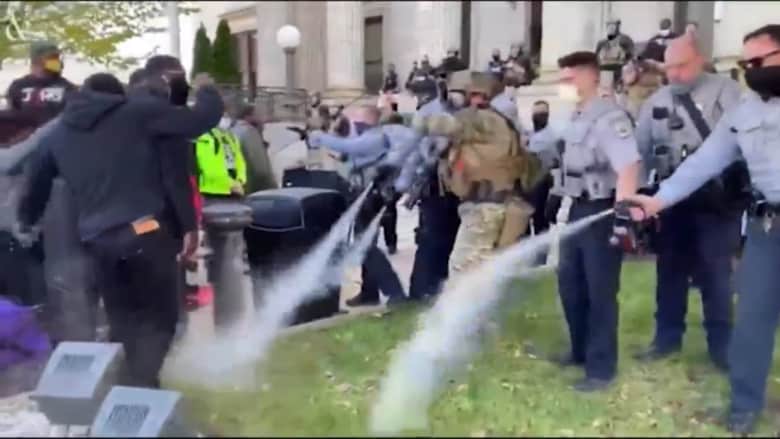 الشرطة الأمريكية تستخدم رذاذ الفلفل لتفريق مسيرة في نورث كارولينا