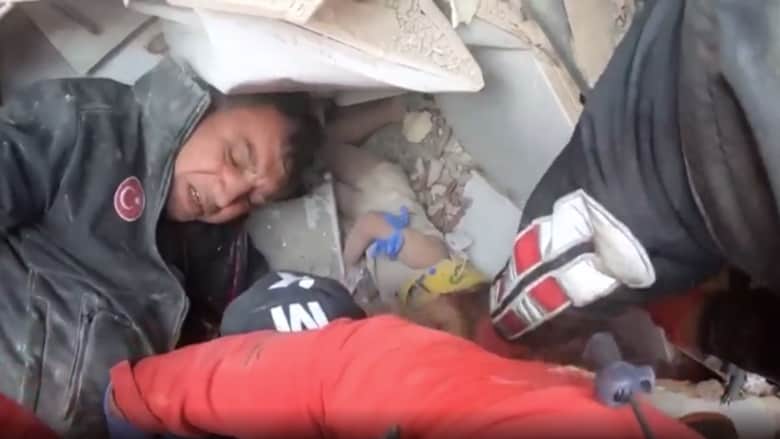 شاهد.. لحظة إنقاذ طفلة من تحت الأنقاض بعد 90 ساعة من زلزال تركيا
