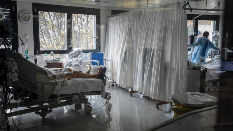المستشفيات تكافح في سويسرا.. حيث تشهد البلاد واحدة من أكبر الزيادات في عدد حالات الإصابة بفيروس كورونا في أوروبا