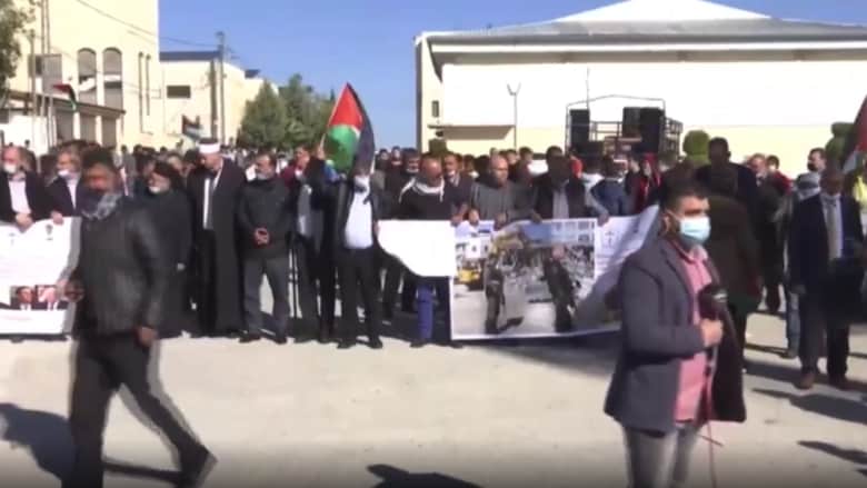 شاهد.. فلسطينيون يتظاهرون احتجاجاً على زيارة بومبيو مستوطنة إسرائيلية