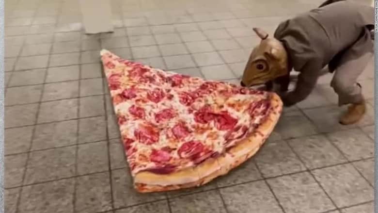 شاهد "جرذ بيتزا بشري" يتجول في نيويورك ومفاجأة لم يتوقعها في الشارع