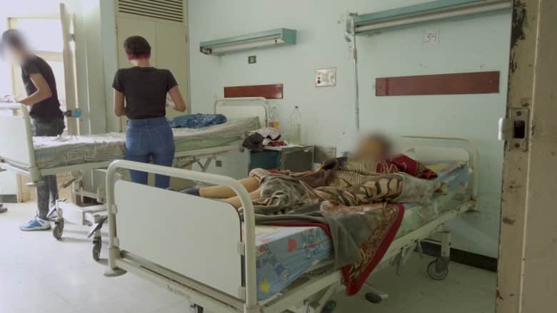 "الرائحة الكريهة لا تطاق".. داخل جناح فيروس كورونا في مستشفى في فنزويلا