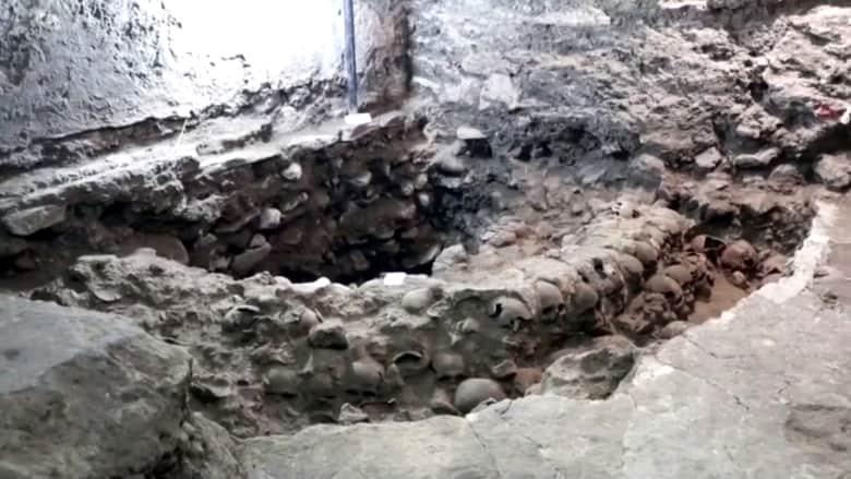 علماء الآثار يكشفون عن 119 جمجمة تعود لرجال ونساء وأطفال في "برج الجمجمة" في المكسيك