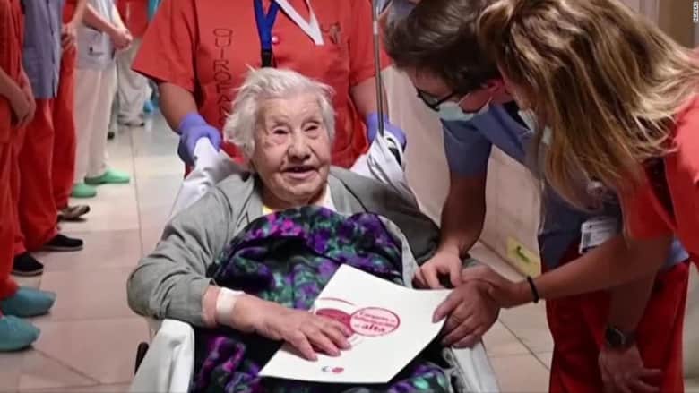 شاهد لحظة احتفال بمستشفى بعد تعافي امرأة عمرها 104 أعوام من كورونا