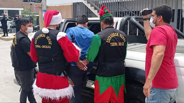 لحظة قبض "بابا نويل" وقزم العيد على مجموعة من تجار مخدرات في بيرو