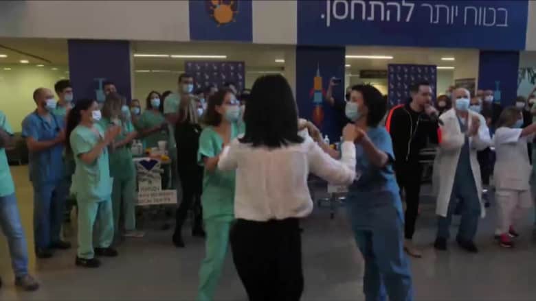 شاهد كيف احتفل هذا المستشفى في إسرائيل بعد وصول اللقاح
