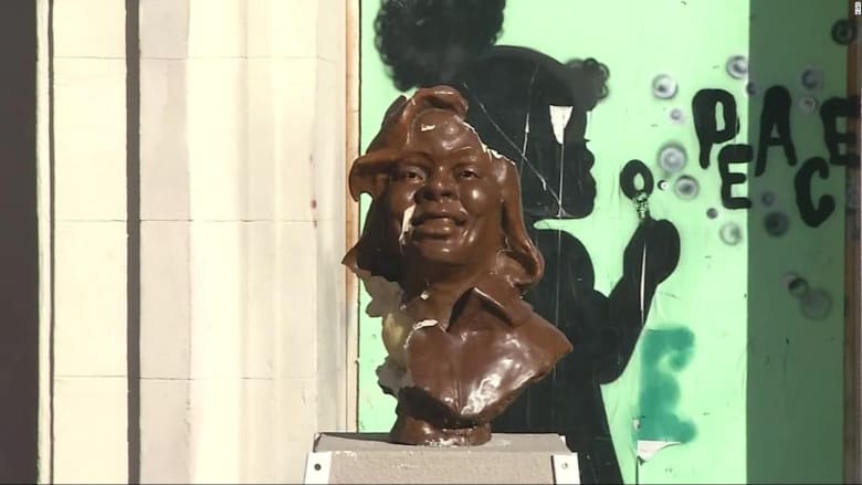 "هجوم" على حركة "حياة السود مهمة".. تخريب تمثال بريانا تايلور في كاليفورنيا