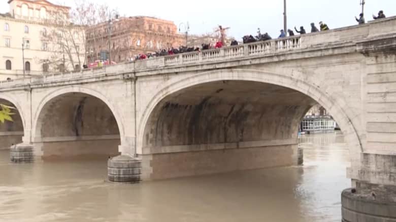 إيطاليون يقفزون من أعلى جسر في نهر التيبر احتفالا بالعام الجديد