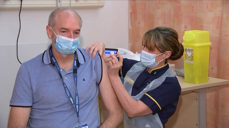 هل سيؤدي إطلاق اللقاح الجديد من أكسفورد إلى تغيير مسار معركة المملكة المتحدة ضد فيروس كورونا؟